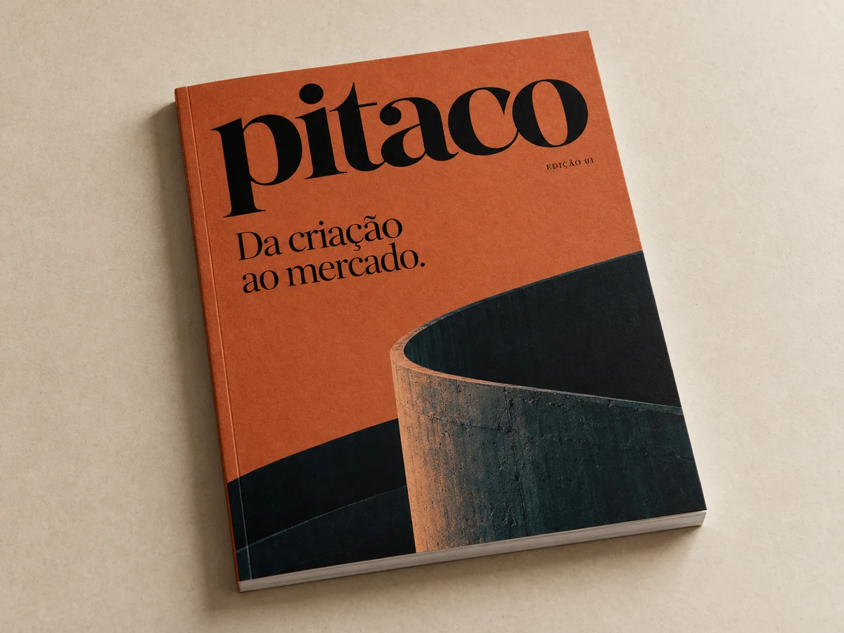 Mockup demonstrativo da revista Pitaco com capa terracota.